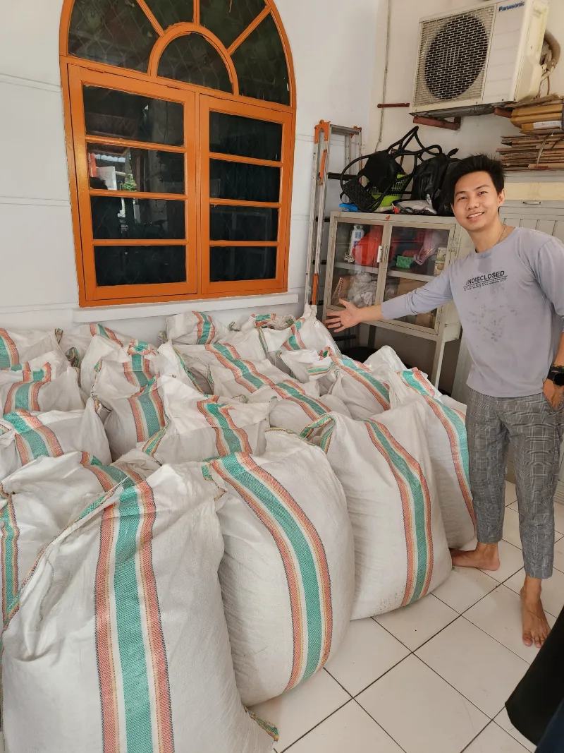 Gue berdiri di garasi rumah, di samping tumpukan karung biji kakao bergaris yang memenuhi lantai.